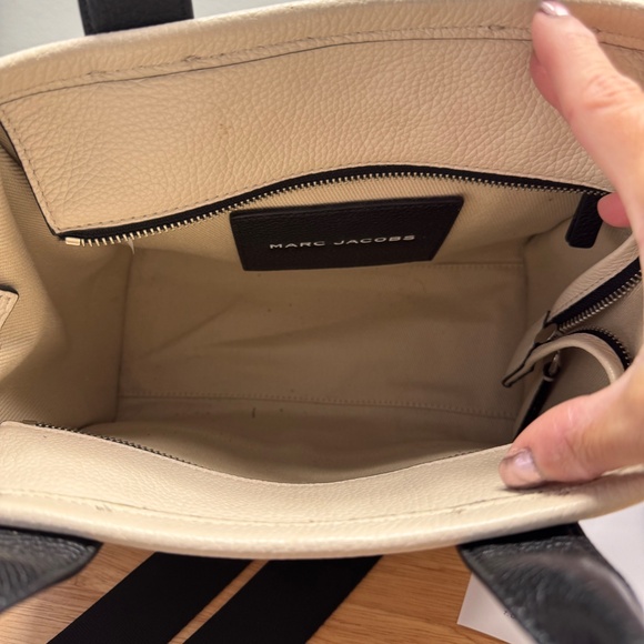 MARC JACOBS THE TOTE BAG MINI COLORBLOCK LEATHER/ BLACK/IVORY - Picture 2 of 5